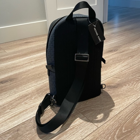 Michael Kors Sling Pack Men’s - Picture 2 of 9